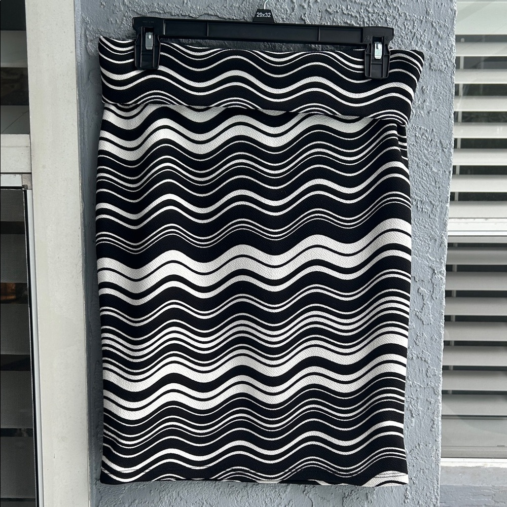 LuLaRoe Black and White Wave Pencil Skirt